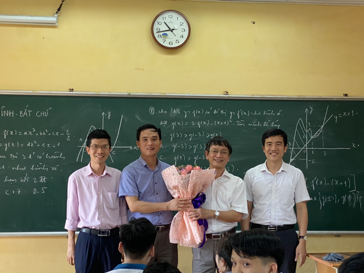 Thầy Trịnh Ngọc Tùng – Hiệu trưởng nhà trường chúc mừng thầy Tô Xuân Hải